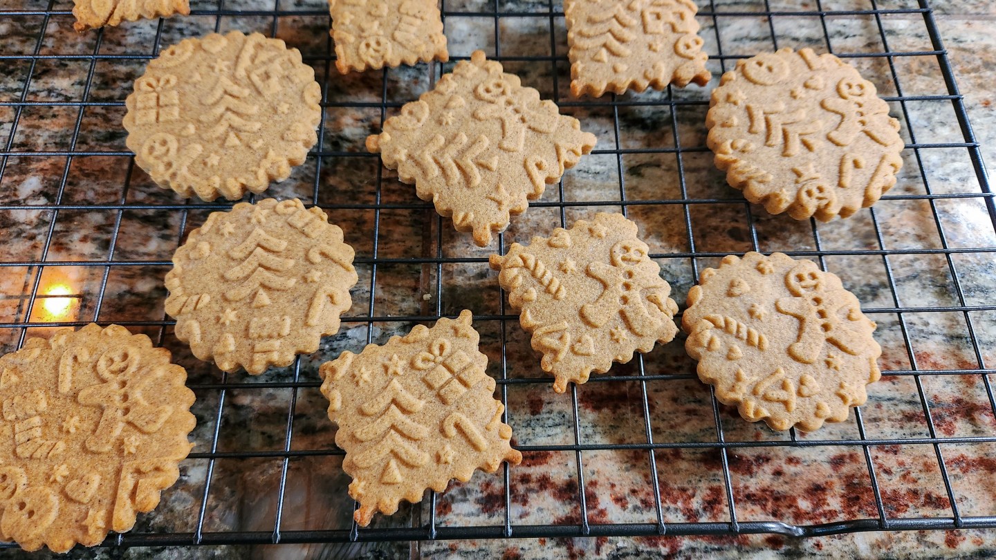 Gingerbread Cookies Made with an Embossed Rolling Pin – creative cookie ...